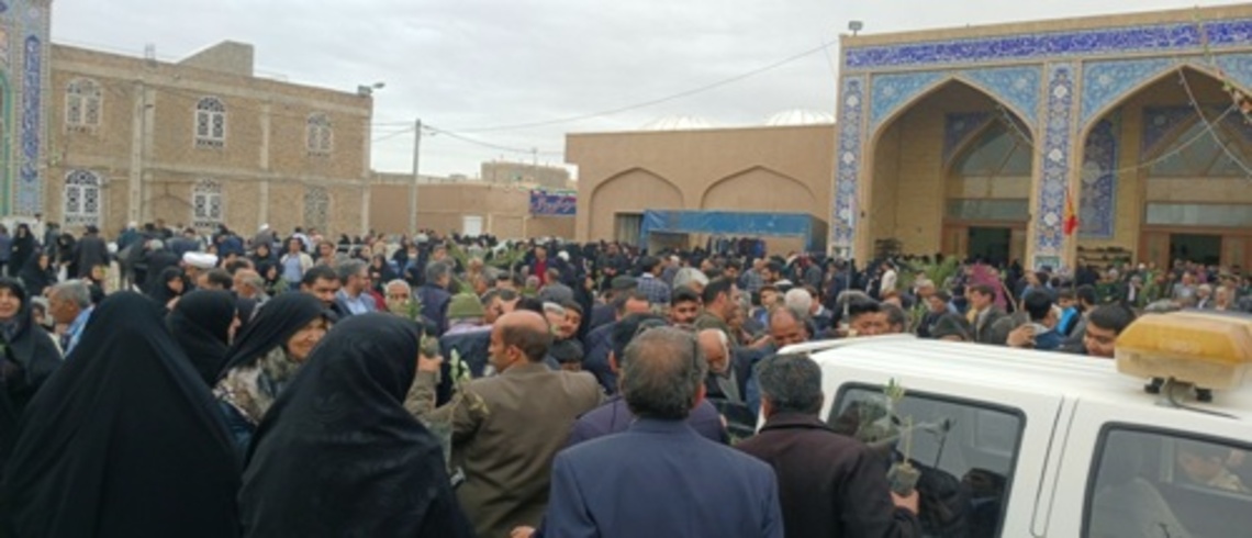 توزيع نهال رايگان زيتون بین نمازگزاران پس از اقامه نماز جمعه در محل فضای بیرونی مسجد جامع شهرستان بافق 