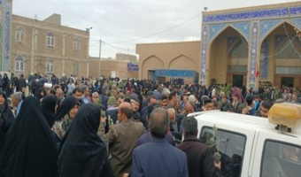 توزيع نهال رايگان زيتون بین نمازگزاران پس از اقامه نماز جمعه در محل فضای بیرونی مسجد جامع شهرستان بافق 