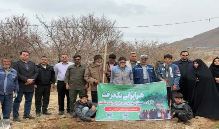  غرس نهال گل محمدی در کمربند سبز روستای کوشک شهرستان بافق