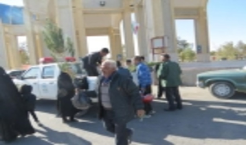 توزیع نهال رایگان درگلزار شهدا شهرستان خاتم