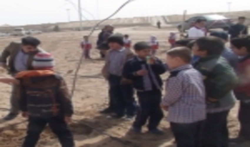 حضور رئیس اداره منابع طبیعی شهرستان اشکذر در بین دانش آموزان مدرسه علوی نسب جهت درختکاری