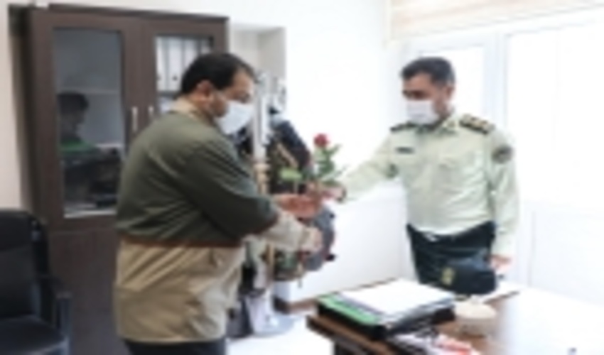 اهدای شاخه گل به حافظان انفال در هفته نیروی انتظامی