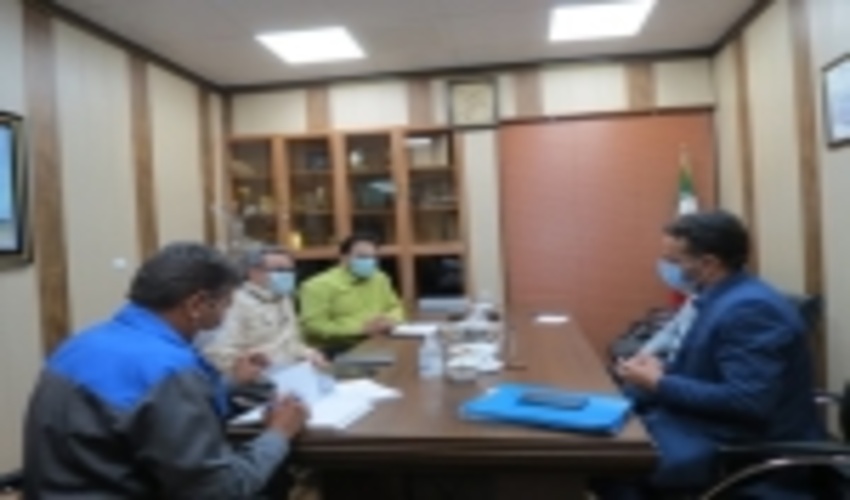 اهداء کارت همیار طبیعت به مدير مجتمع سنگ آهن فلات مركزي ايران