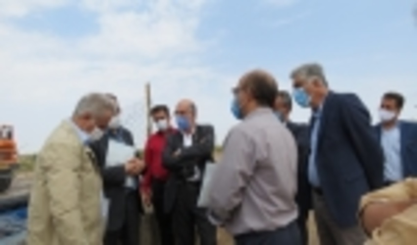 بازدید معاون آبخیزداری، امور مراتع و بیابان و مدیرکل دفتر امور بیابان سازمان جنگل ها، مراتع و آبخیزداری كشور و هیئت همراه از بندخاکی دشت حسن آباد و کانون بحرانی فرسایش بادی گودگوار شهرستان بافق