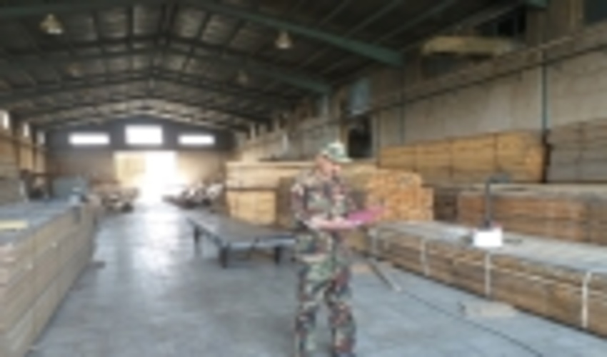 بازدید یگان حفاظت اداره منابع طبیعی و آبخیزداری از کارگاههای چوب بری شهرستان مهریز 