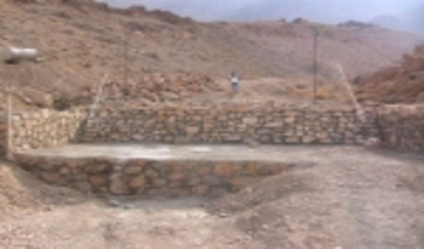 اجرای عملیات بند حفاظتی سنگ و سیمان در حوزه آبخیز بنستان از توابع شهرستان میبد 