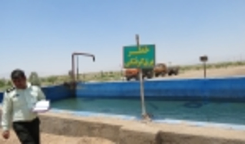 استقبال از مرگ با شنا کردن در استخر ذخيره آب منطقه كشت بيابان زدايي بافق