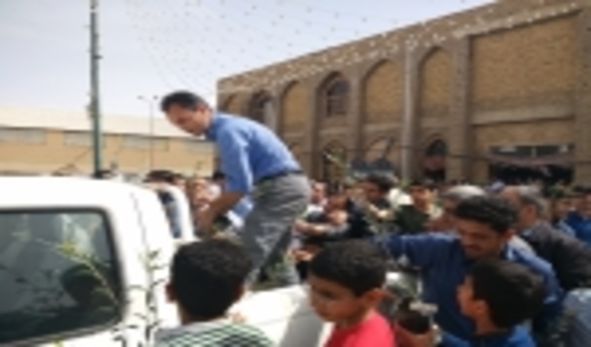 توزیع نهال در محل مصلی امام خمینی (ره) شهرستان اردکان صورت گرفت.