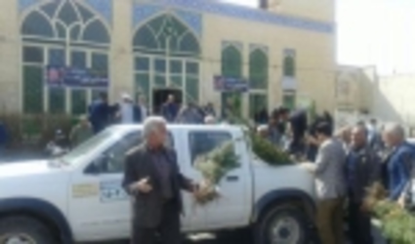 توزیع نهال رایگان در نمازجمعه شهرهرات
