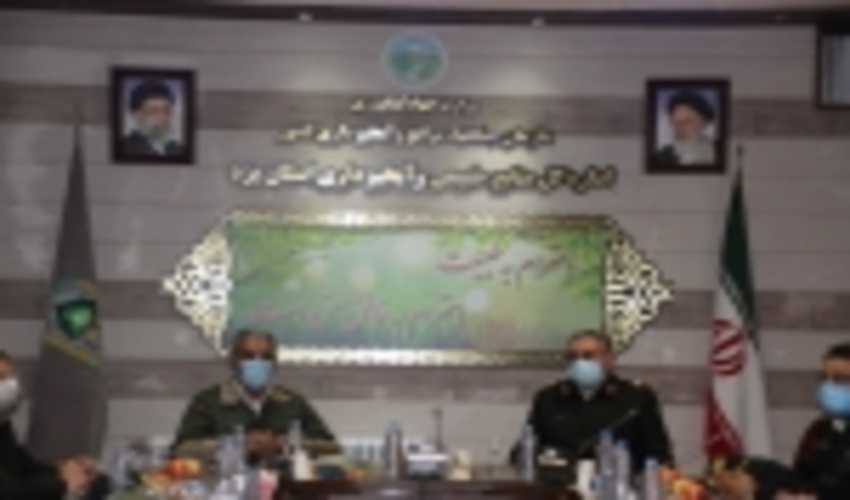 نشست فرمانده و تعدادي از مديران ارشد نيروي انتظامي با مدیر کل منابع طبيعي و آبخيزداري استان یزد