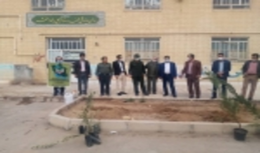 کشت نهال در مجموعه ورزشی خزعلی شهرستان اشکذر