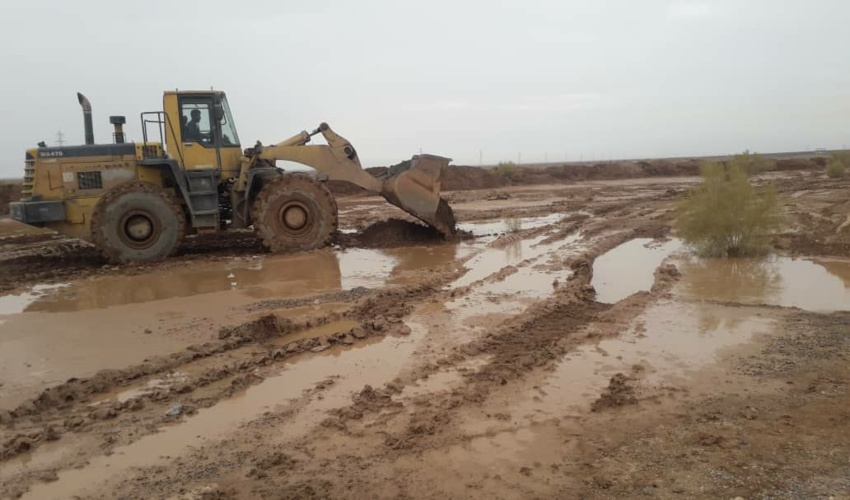 احداث بند انحرافی جاده ماکروویو  به طول دو کیلومتر جهت انحراف سیلاب در شهرستان میبد