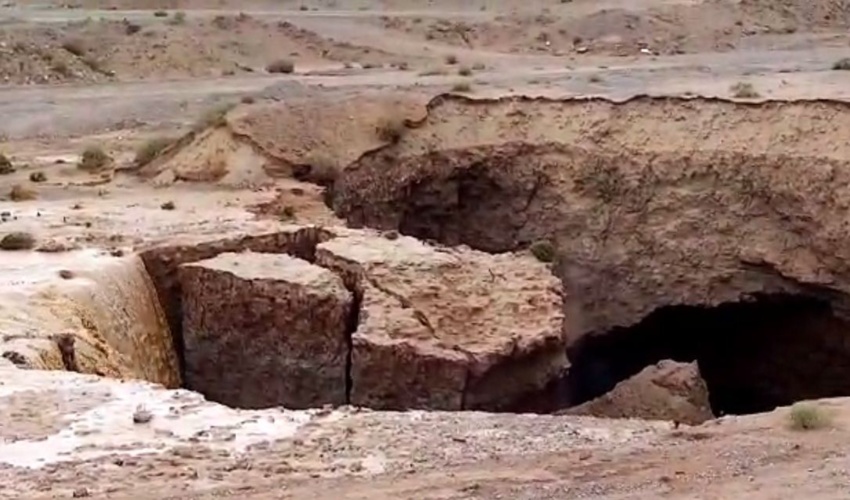 فرونشست زمین درمنطقه دولت آباد شهرستان ابرکوه