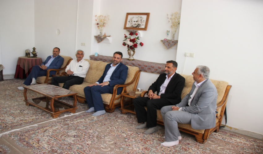 دیدار مدیر کل منابع طبیعی و آبخیزداری استان با یکی از آزادگان بازنشسته اداره منابع طبیعی شهرستان اردکان