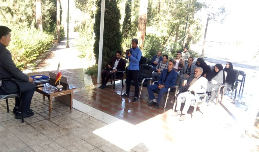 حضور فرماندار شهرستان اشکذر در اداره منابع طبیعی و ابخیزداری شهرستان و دیدار با رئیس و کارشناسان به مناسبت هفته دولت