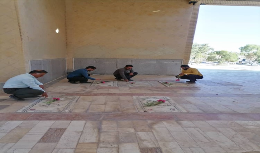 غبارروبی وعطرافشانی گلزار شهدا به مناسبت گرامیداشت هفته دولت در شهرستان مروست