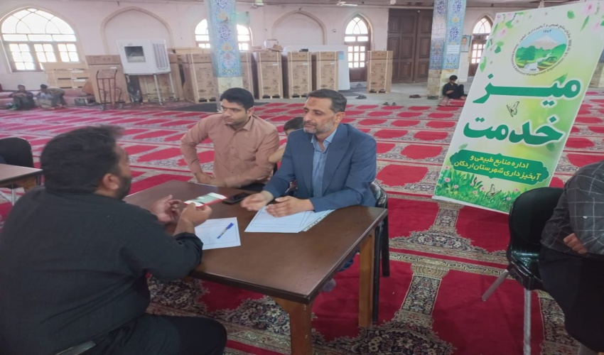 برپایی میز خدمت با حضور کارشناسان اداره منابع طبیعی و آبخیزداری شهرستان اردکان به مناسبت هفته دولت