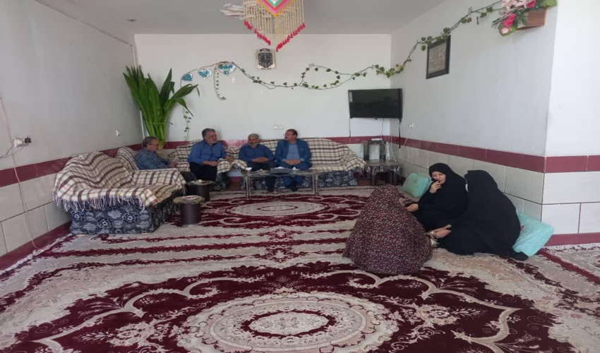 دیدارباخانواده ایثارگرمنابع طبیعی به مناسبت هفته دولت درشهرستان ابرکوه