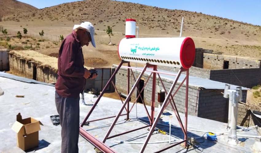 تأمین و نصب شش دستگاه آبگرمکن خورشیدی در روستاهای محدوده طرح ترسیب کربن در شهرستان های خاتم و مروست به صورت مشارکتی 