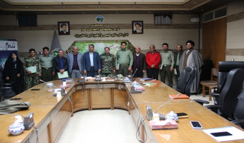 تقدیر ازکارشناسان یگان حفاظت شهرستان ابرکوه درمراسم ملی جنگلبان نمونه 