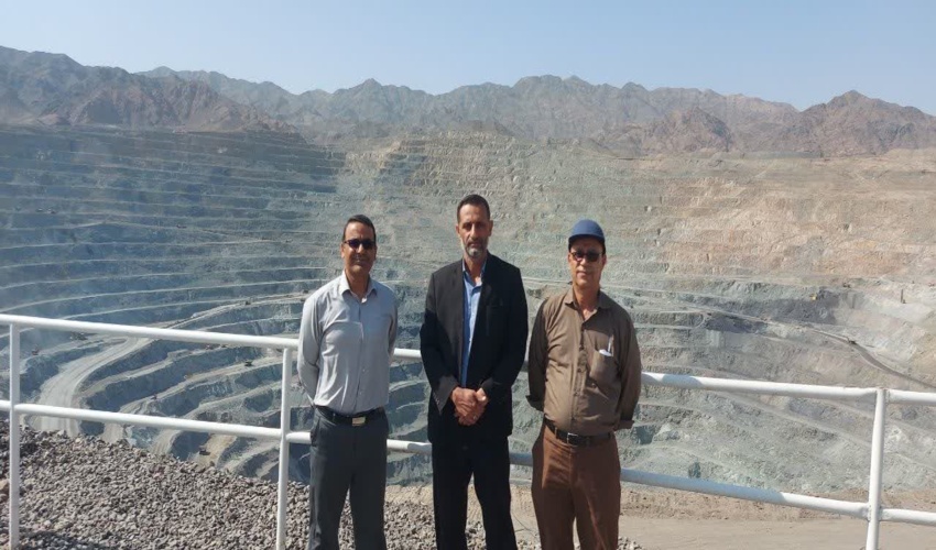 بازدید کارشناسان از محدوده معدنی چادرملوی شهرستان اردکان