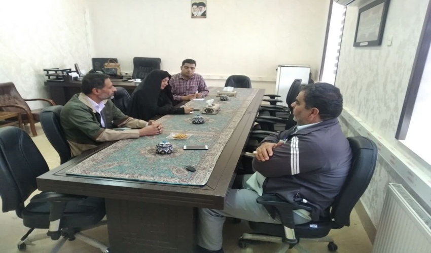 جلسه ای بین ریس اداره منابع طبیعی و آبخیزداری اردکان با بخشدار عقدای شهرستان اردکان