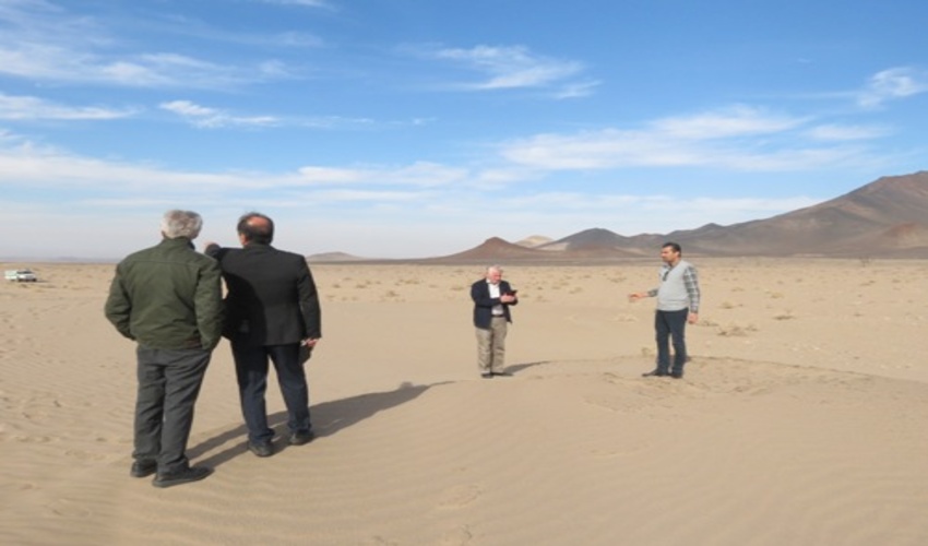 بازديد كارشناسان دفتر امور بیابان سازمان منابع طبيعي و آبخیزداری کشور از اجراي آزمايشي تثبيت اراضي بياباني با مالچ معدنی طبیعی در جاده قطرم بافق