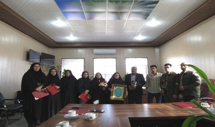 تجليل از بانوي رييس اداره منابع طبيعي و آبخيزداري بافق توسط كارمندان 