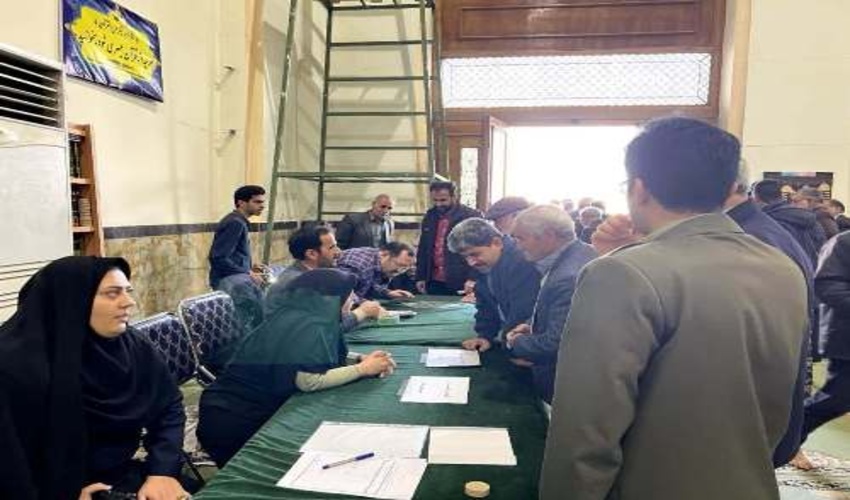 برگزاری میز خدمت اداره منابع طبيعي و آبخيزداري بافق در نماز جمعه