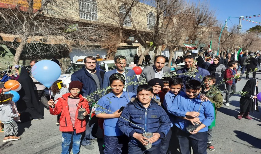 توزیع نهال مثمر زیتون در راه پیمایی 22 بهمن ماه