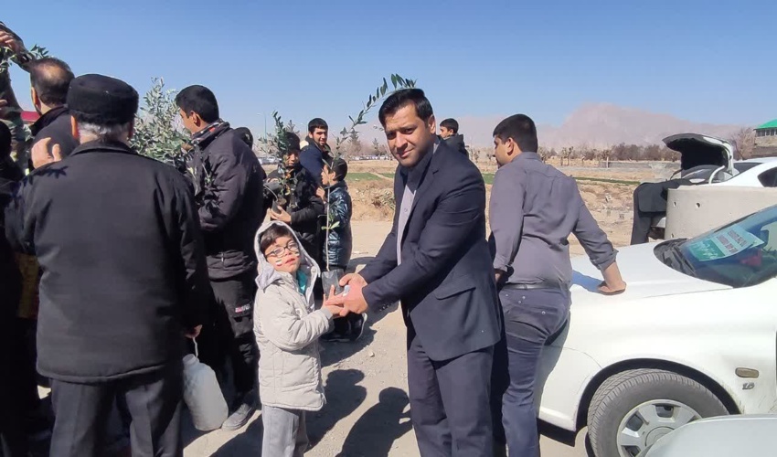 توزیع نهال توسط اداره منابع طبیعی و آبخیزداری شهرستان مهریز در یوم الله 22 بهمن