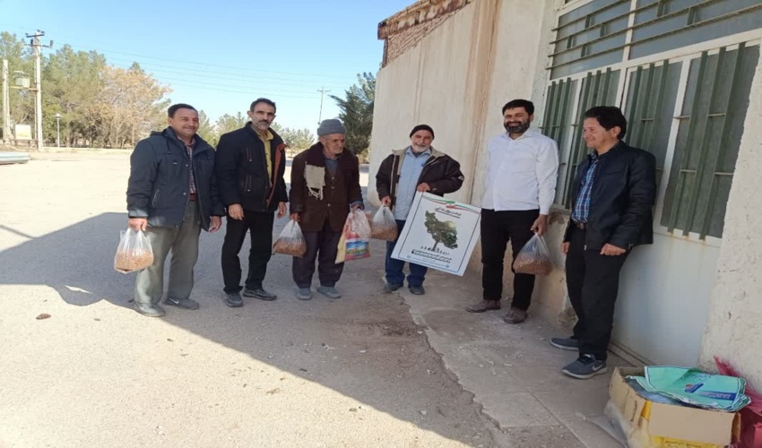 توزیع بذر بادام‌کوهی بین نمایندگان مردم و اعضای شورای اسلامی تعدادی از روستاهای بخش خضر اباد 