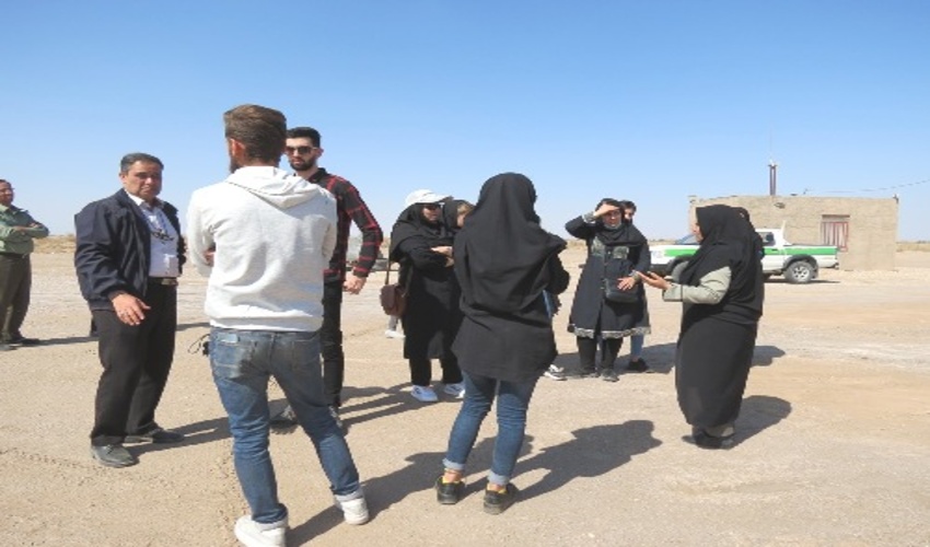 بازديد اعضاي هيئت علمي و دانشجويان دانشكده منابع طبيعي شهرستان اردكان از كانون بحراني فرسايش بادي منطقه گودگوار شهرستان بافق