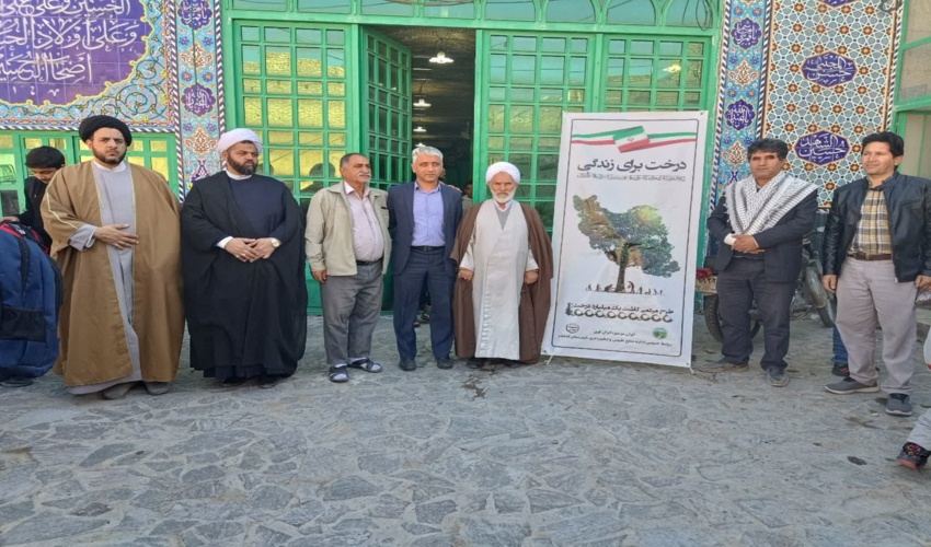 کاشت نهال توسط  امام جمعه بخش خضراباد شهرستان اشکذر در راستای طرح مردمی کاشت یک میلیارد درخت