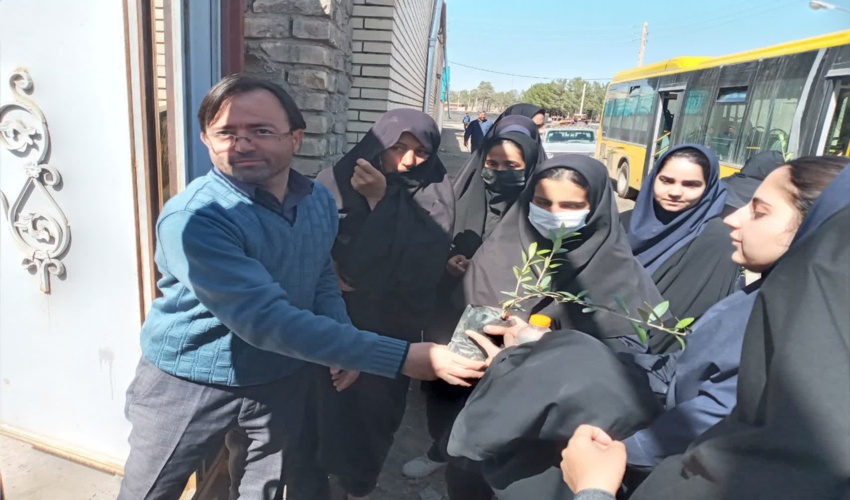 توزیع نهال بین سرویس دبیرستان دخترانه حضرت زینب (س) بهاباد