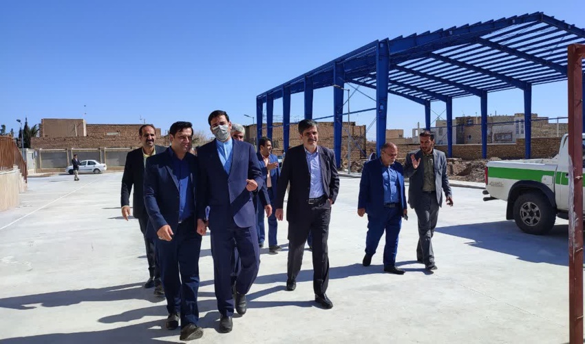 کاشت نهال در مراسم افتتاحیه مدرسه مهر عظام در شهرستان مهریز