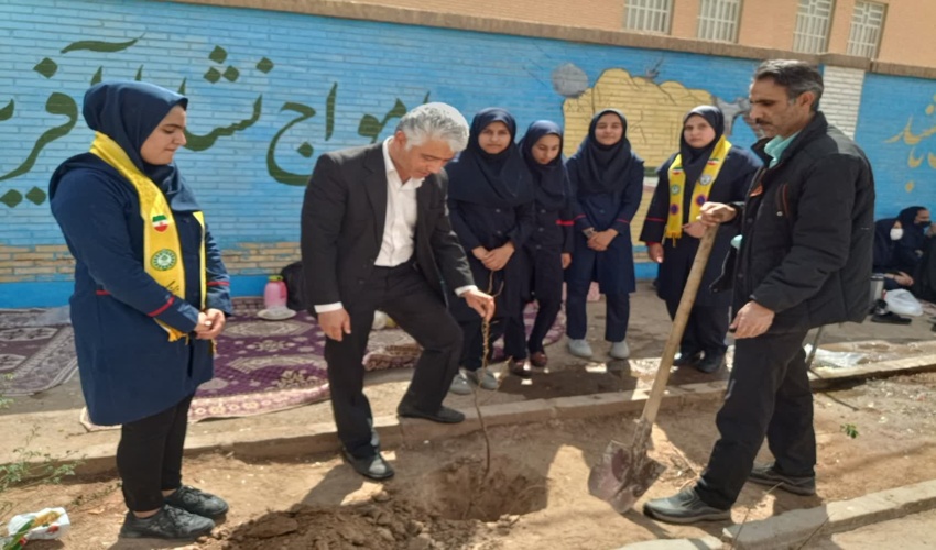 چند اصله نهال مثمر با حضور رییس اداره منابع طبیعی اشکذر در مدرسه رضوانی کشت گردید 