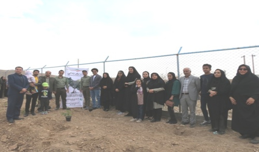 غرس نهال در روستاي كوشك با حضور خانواده هاي كارمندان اداره منابع طبيعي و آبخيزداري بافق