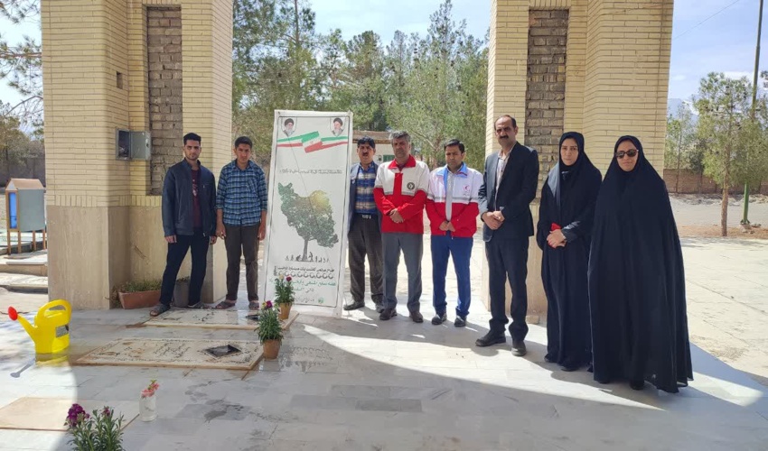 غرس نهال و غبار روبی گلزار شهدای عصمت آباد شهرستان مهریز توسط پرسنل اداره منابع طبیعی و هلال احمر این شهرستان