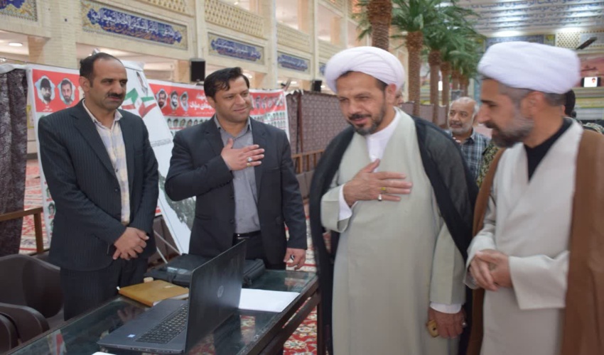 برپایی میز خدمت در محل برگزاری نماز جمعه در شهر مهریز توسط اداره منابع طبیعی و آبخیزداری این شهرستان