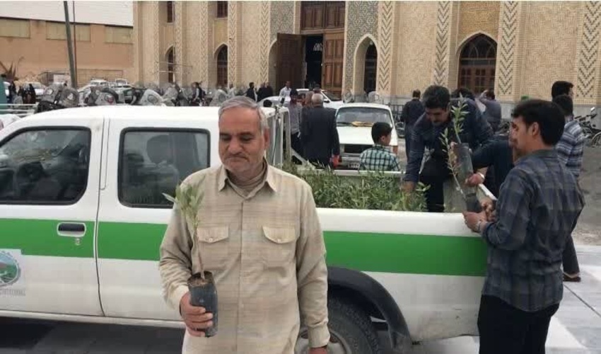 توزیع نهال به مناسبت پنجمین روز از هفته منابع طبیعی در نماز جمعه شهرستان اردکان بین نمازگزاران