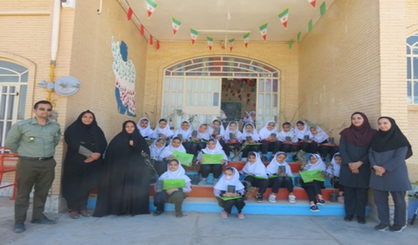 اهداء نهال زیتون و بسته فرهنگی به همیاران طبیعت دانش آموز دبستان دخترانه سماء بافق