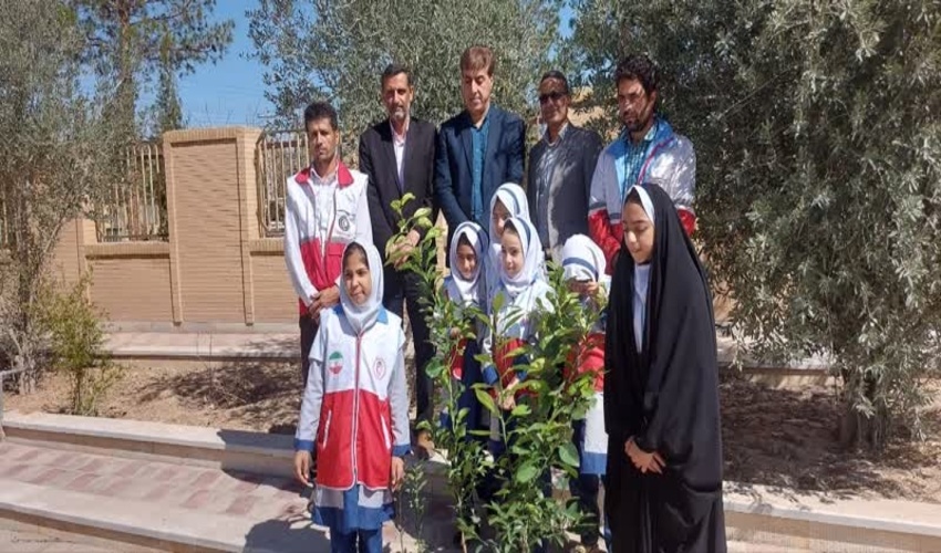 نهالکاری مشارکتی با جمعیت هلال احمر شهرستان اردکان به مناسبت هفته منابع طبیعی 