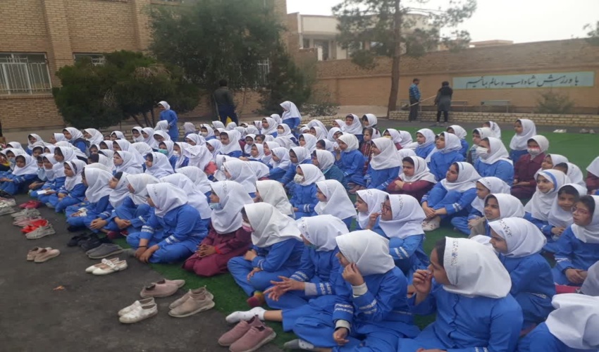 مراسم نهالکاری به یاد شهدا به مناسبت آخرین روز از هفته منابع طبیعی در مدرسه رسالت اردکان