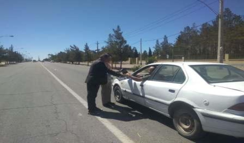 توزیع کیسه زباله اقلام فرهنگی بین گردشگران در روز طبیعت درشهرستان خاتم