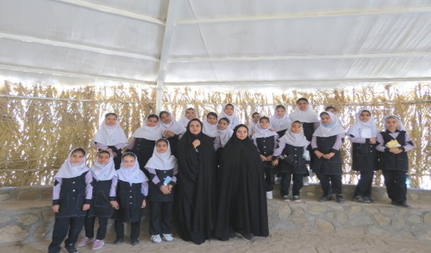 بازديد همياران طبيعت دانش آموز مقاطع سوم و چهارم دبستان دخترانه سماء شهرستان بافق از اداره منابع طبيعي و آبخيزداري