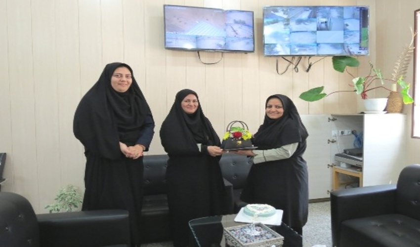 تجليل از روابط عمومي اداره منابع طبيعي و آبخيزداري بافق توسط رييس و كارمندان 