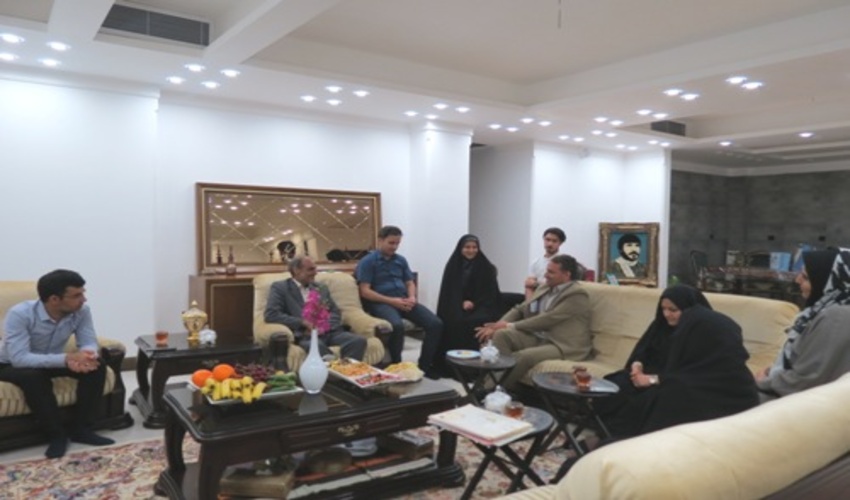 به مناسبت سوم خرداد؛ رييس اداره منابع طبيعي و آبخيزداري بافق با خانواده معظم شهدا دیدار نمود