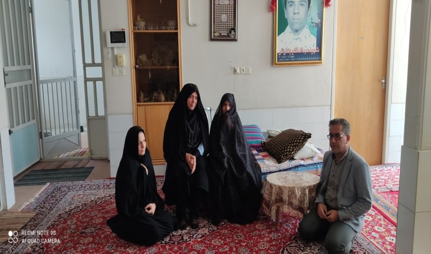 دیداررئیس وپرسنل اداره منابع طبیعی وآبخیزداری شهرستان ابرکوه با خانواده شهید مفقودالاثر عبدالعظیم کارگر به مناسبت روزمقاومت،ایثاروپیروزی
