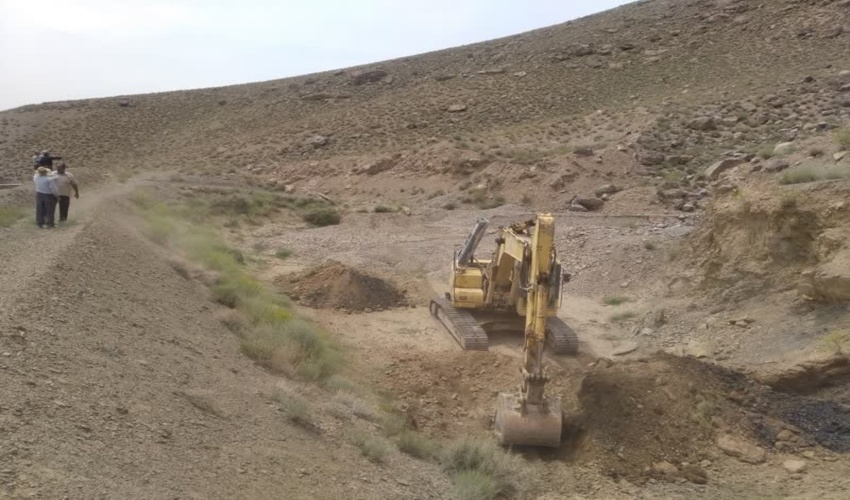 تخلیه رسوب بند خاکی مزرعه حاجی آقا و درند از بخش خرانق شهرستان اردکان با مشارکت بخش خصوصی